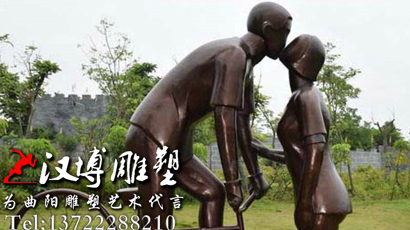 自行车接吻人物雕像 户外园林景观雕塑 爱情主题铜雕