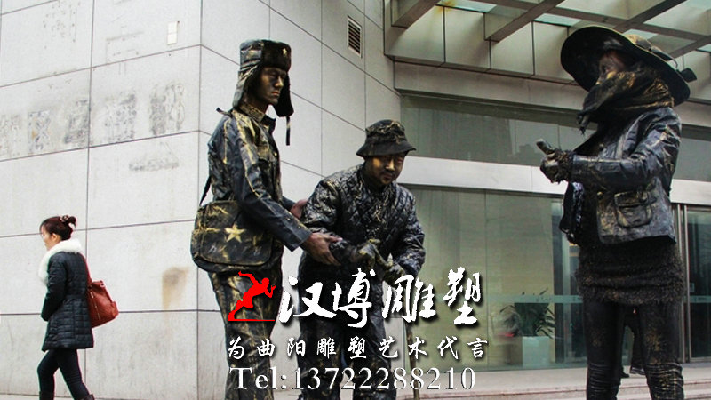 扶大爷过马路雕塑,玻璃钢雕塑,广场景观雕像